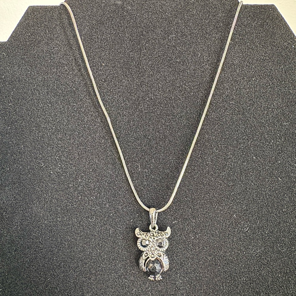 Forever 21 New Gray and Black Owl Pendant Necklace NWT - Picture 3 of 5